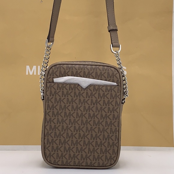 MICHAEL KORS
Jet Set Travel Medium Signature Logo Crossbody Bag
COLOR DUSK - Picture 10 of 16